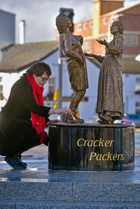 Preparing the 'Cracker Packers' statue for its unveiling 